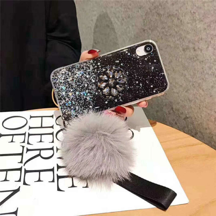 Chica con una funda para celular con correa  