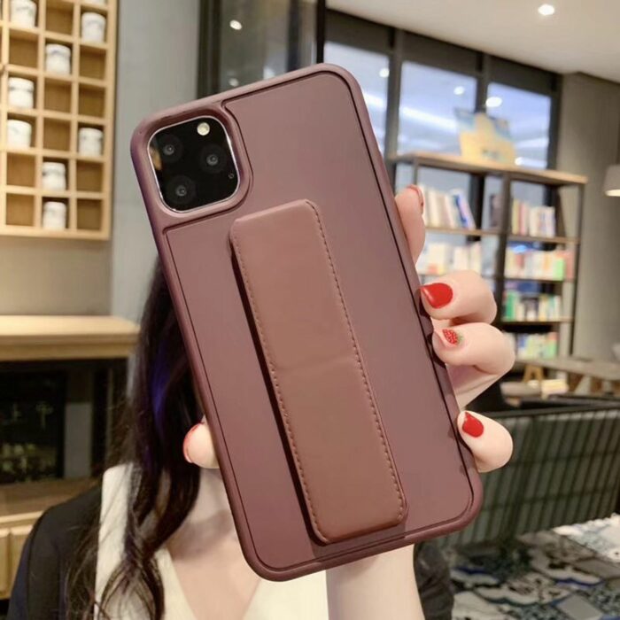 Chica con una funda para celular con correa  