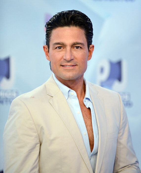 Fernando Colunga posando para una foto