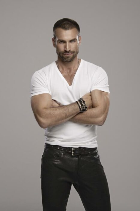 Rafael Amaya posando para una foto