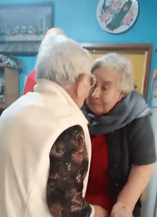 Hermanas de 90 años de edad se reencuentran tras un año si