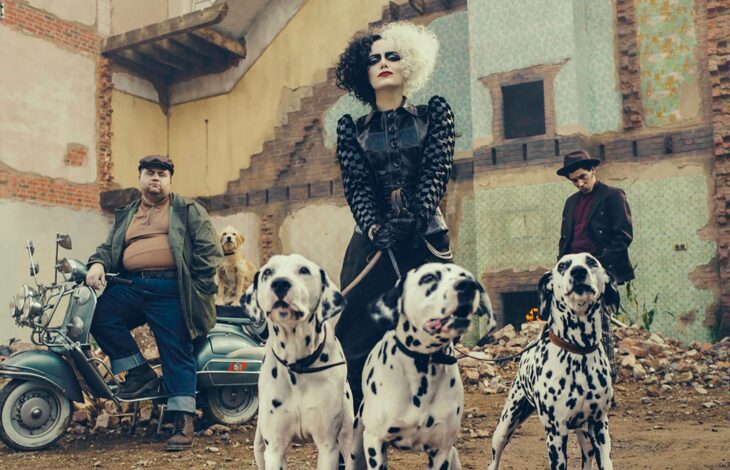 Cruella de Vil sosteniendo a sus perros 