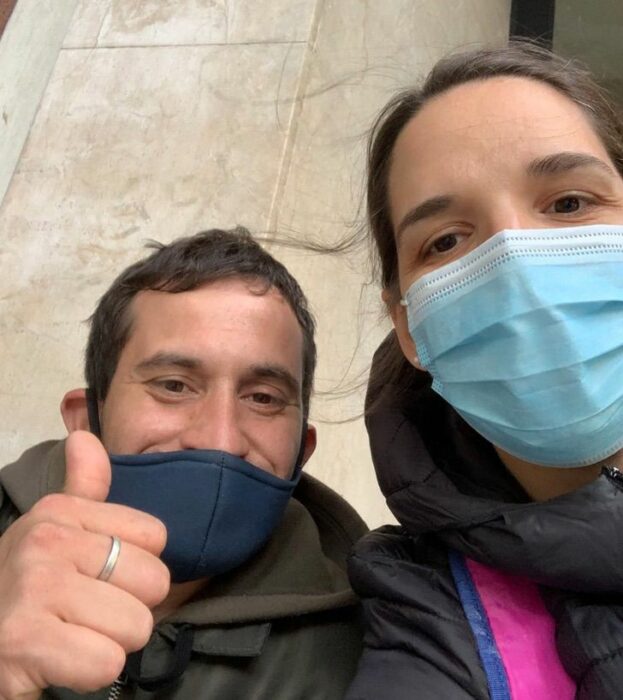 Hombre tomandose una selfie junto a una mujer 