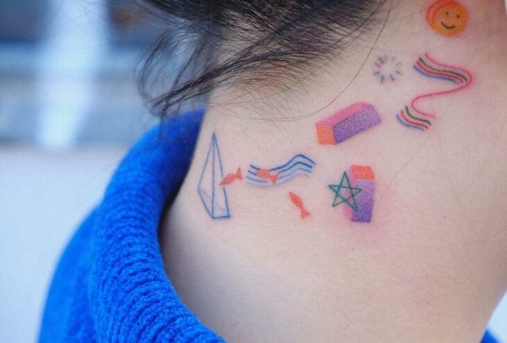 Chica con un tatuaje en el cuello 