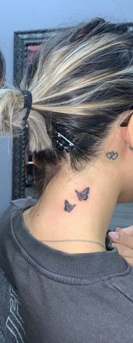 Chica con un tatuaje en el cuello 