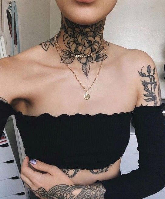 Chica con un tatuaje en el cuello 