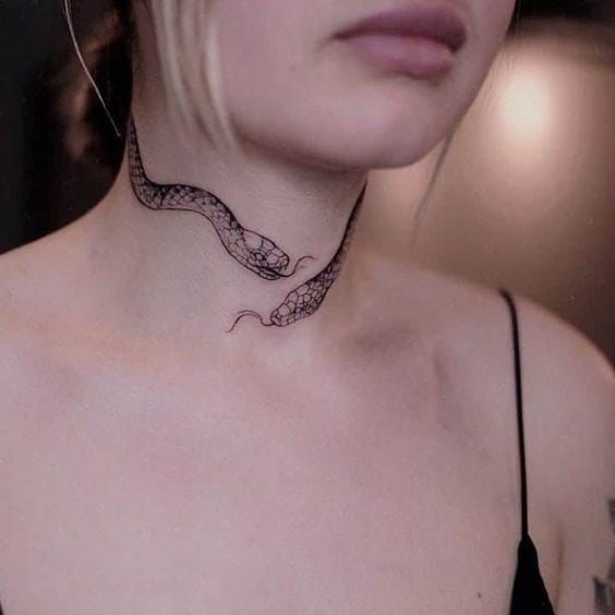 Chica con un tatuaje en el cuello 