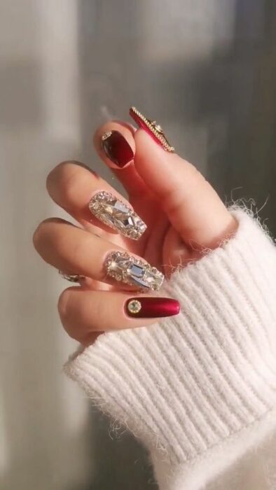 Manicura en rojo cereza ;14 Manicuras estilo rococo para llenar tus uñas con piedritas