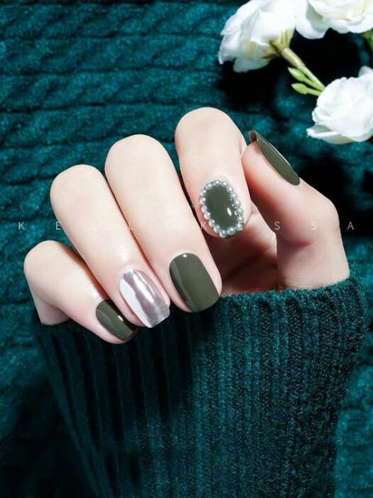 Manicura en verde soldado ;14 Manicuras estilo rococo para llenar tus uñas con piedritas