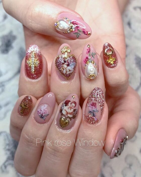 Manicura con detalles victorianos ;14 Manicuras estilo rococo para llenar tus uñas con piedritas