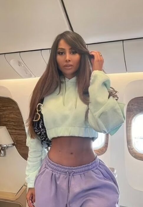 chica tomando fotos sobre un avión; Influencer presume vuelo en primera clase; su boleto era de clase económica