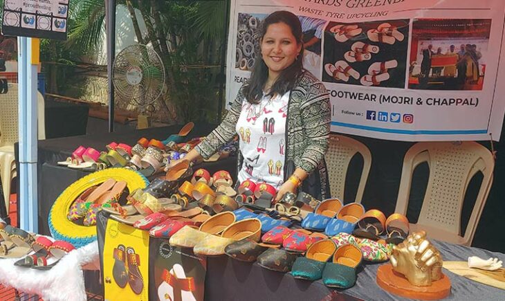 Chica frente a un puesto de sandalias con neumáticos 