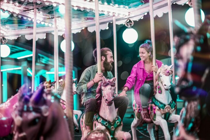 Pareja paseando cobre un carrusel; Joven reclama a 'hombres modernos' que no paguen la primera cita y se vuelve viral