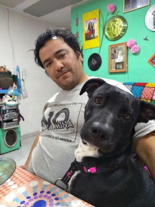 Hombre junto a una perrita negra Juez reconoce a perrita como 'hija no humana' de dos personas