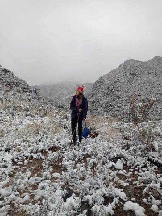 Chica paseando en un campo de nieve ;Maestra recorre 20 km en burro y atraviesa campos de nieve para dar clases