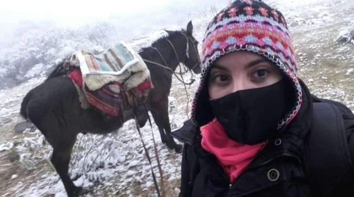 Maestra paseando en burro; Maestra recorre 20 km en burro y atraviesa campos de nieve para dar clases