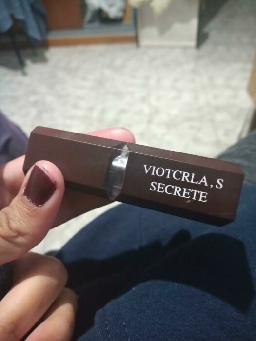 Lapiz labial con el nombre de vitcarla secret 