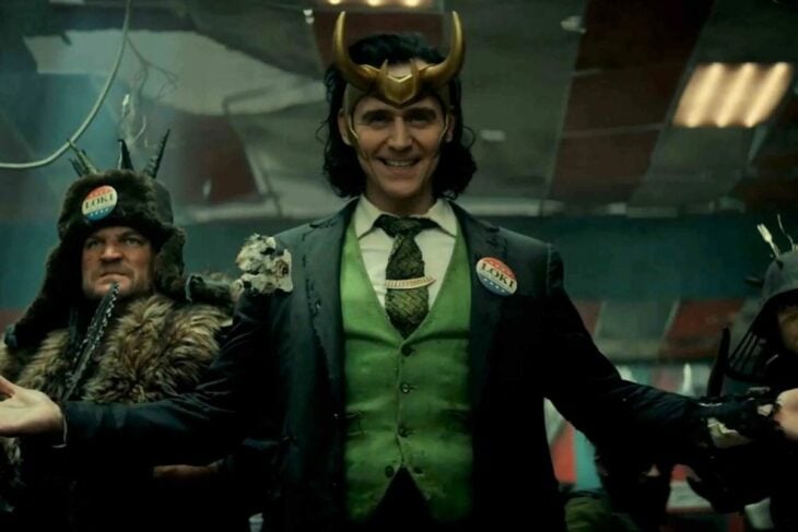 Loki sonriendo en un episodio de su serie 
