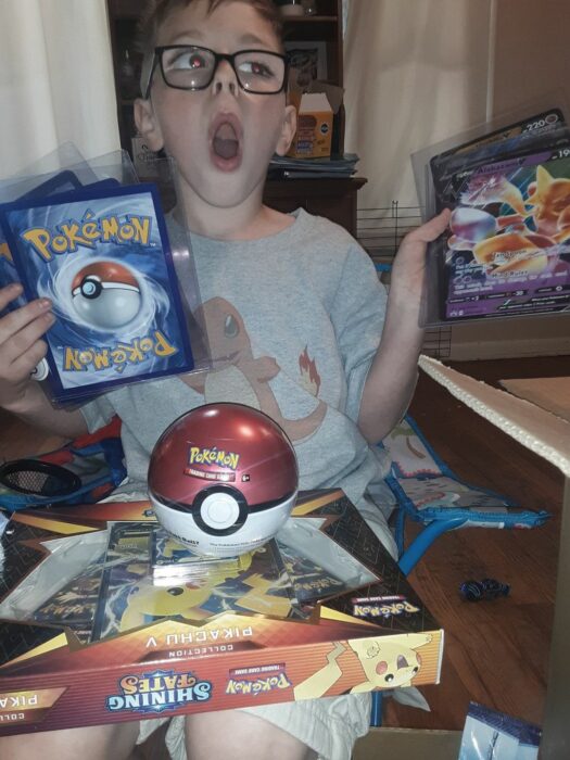 Niño abriendo sus regalos de Pokémon 