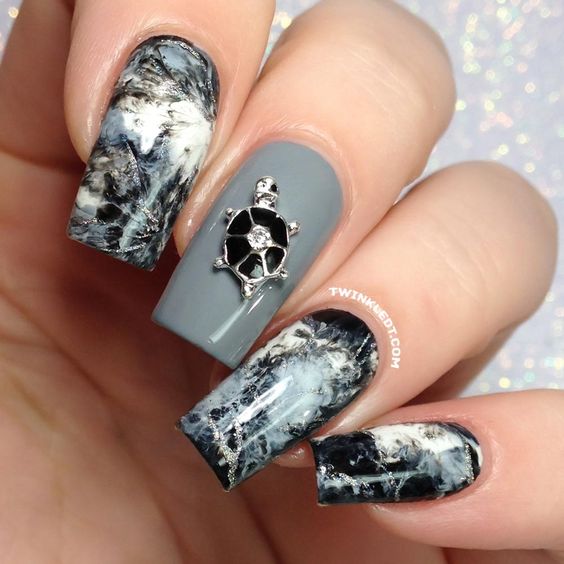 Diseños de uñas con temática de playa para las vacaciones