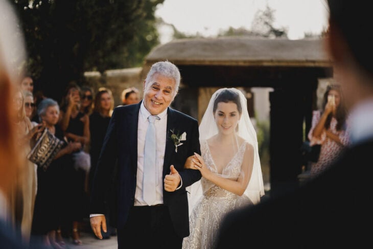 Padre e hija sonriendo el día de la boda mientras se ven por primera vez