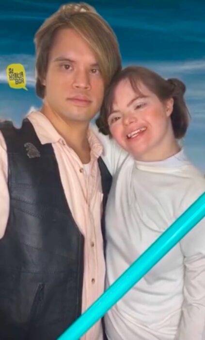 Pareja con síndrome de Down recreando la escena de Star Wars