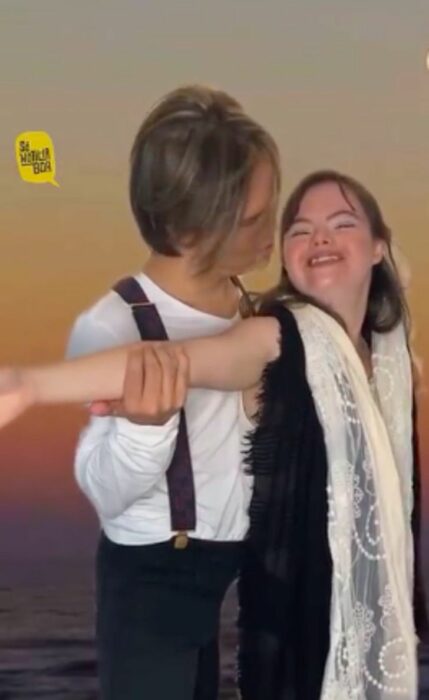 Pareja con síndrome de Down recreando la escena de Titanic 