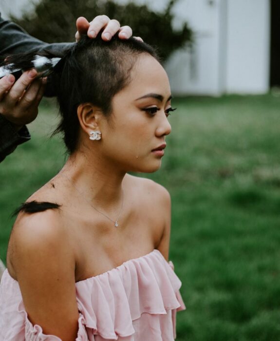 Chica en una sesión de fotos mientras le cortan el cabello