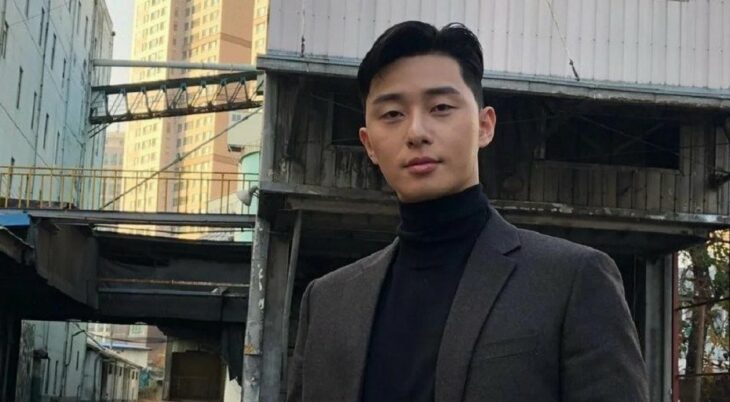 Park Seo-joon modelando para la cámara; Park Seo-joon podría aparecer en la nueva película ‘The Marvels’