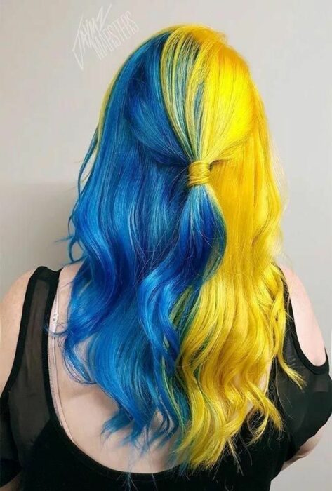 chica con tinte doble en amarillo y azul rey ;Peinados que puedes hacer con tu cabello colorido