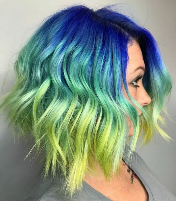 chica con tintes dobles en verde y azul ;Peinados que puedes hacer con tu cabello colorido