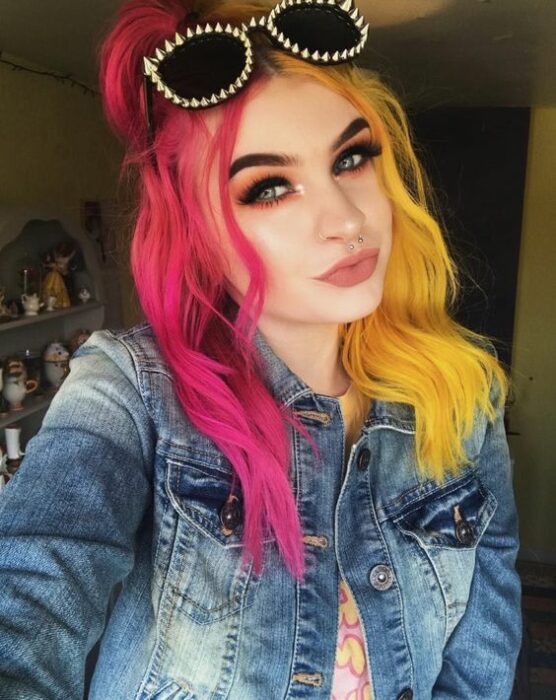 chica con tinte en rosa fucsia y amarillo canario ;Peinados que puedes hacer con tu cabello colorido