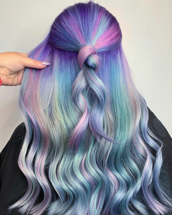 chica con tinte en tonos morados, rosa y azul ;Peinados que puedes hacer con tu cabello colorido