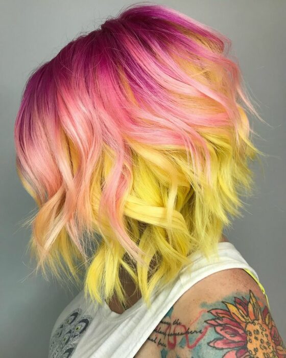 Chica con tinte doble en rosa y amarillo ;Peinados que puedes hacer con tu cabello colorido