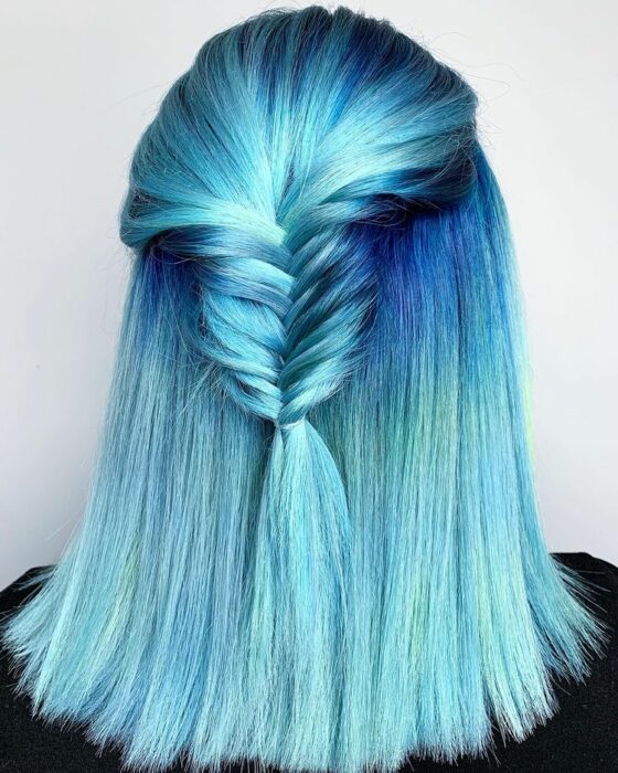 chica con tinte doble en tonos azules ;Peinados que puedes hacer con tu cabello colorido