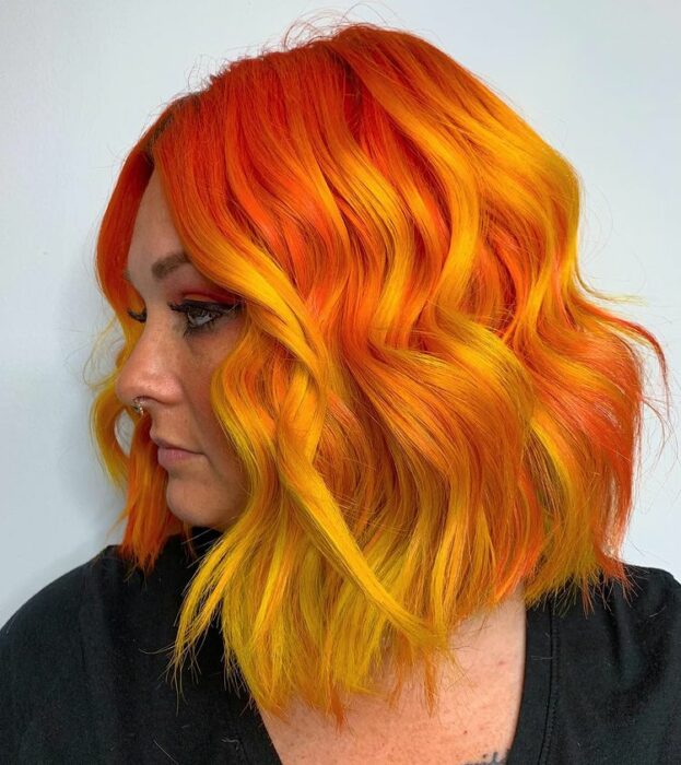 Chica con tinte en tono amarillo y naranja ;Peinados que puedes hacer con tu cabello colorido