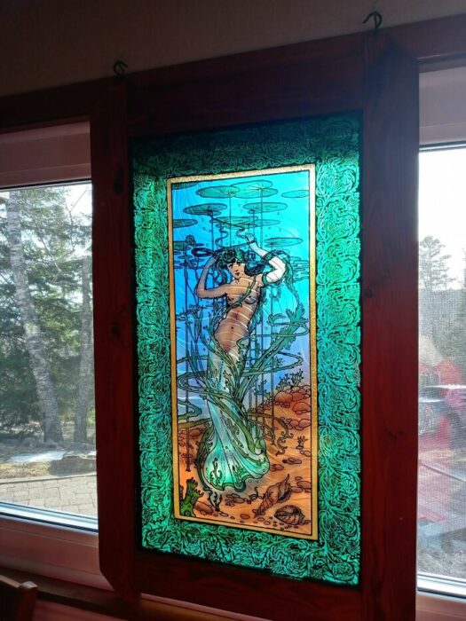 Vitral de una sirena colocado en una puerta