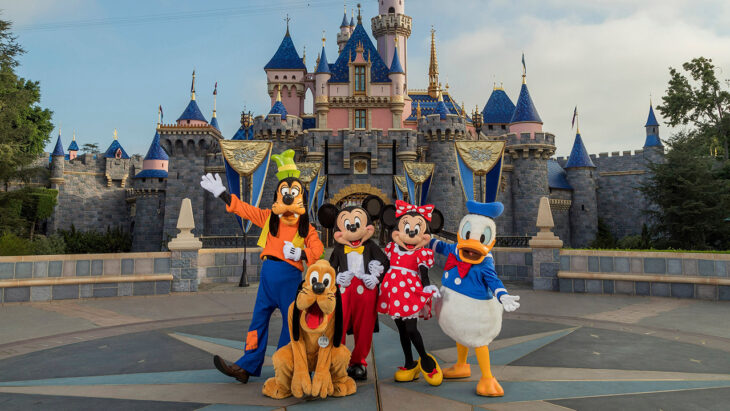 Personajes de disney frente al castillo