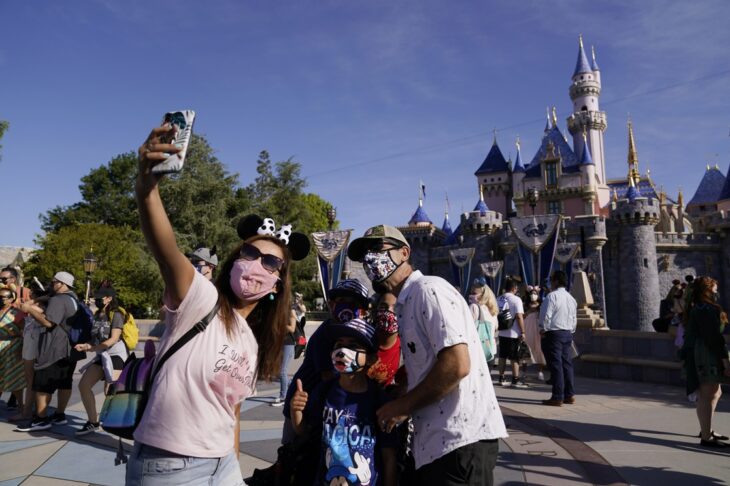 Familia tomándose una foto en disney