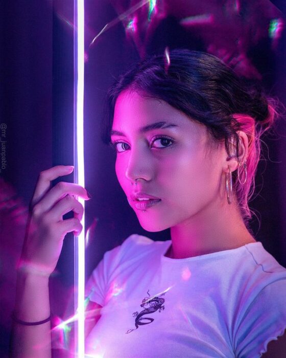 Chica frente a un aro de luz ;'Selfie House', el sitio en el que puedes tomarte unas fotos lindas en un dos por tres