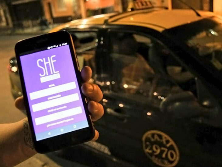 Chica sosteniendo un teléfono celular ;She Taxi, la app en la que choferes mujeres te llevan a tu destino