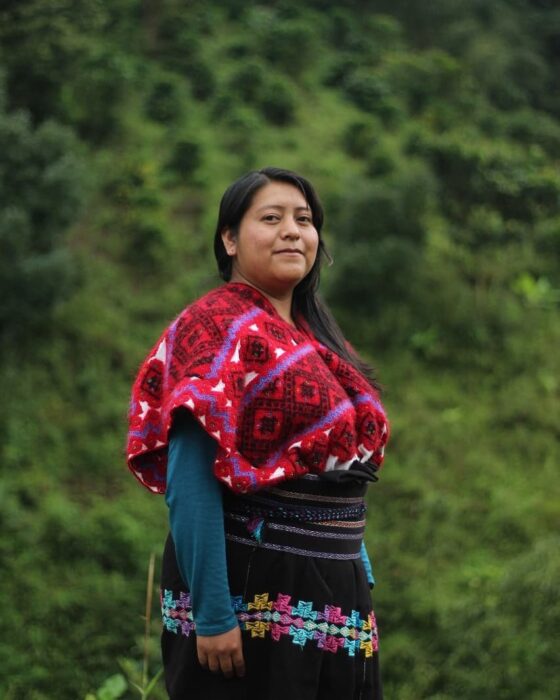 Mujer indígena de México posando para una fotografía