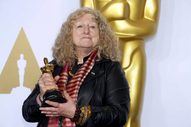 Jenny Beavan sosteniendo su estuatilla del oscar 