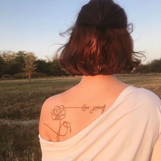 tatuaje en forma de flor con líneas delgadas ;18 Tatuajes botánicos para hacer de tu piel un jardín secreto