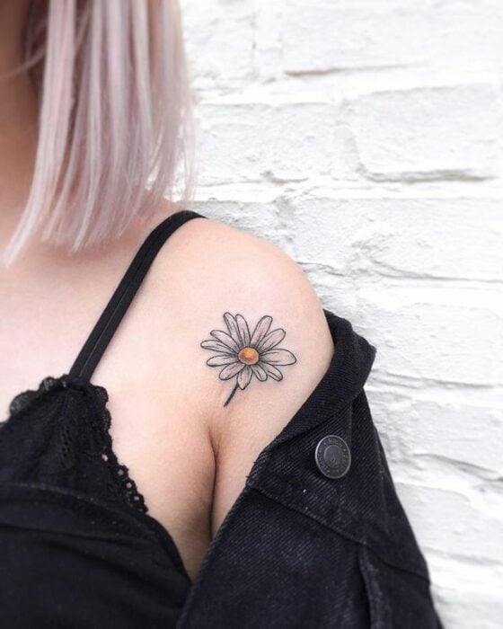 Tatuaje de margarita ;18 Tatuajes botánicos para hacer de tu piel un jardín secreto