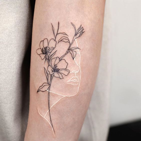 Tatuaje de media flor con medio rostro ;18 Tatuajes botánicos para hacer de tu piel un jardín secreto