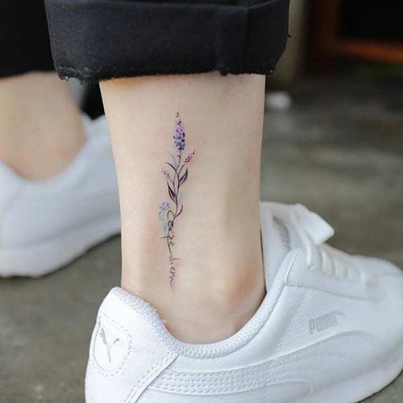 tobillo con un lirio ;18 Tatuajes botánicos para hacer de tu piel un jardín secreto