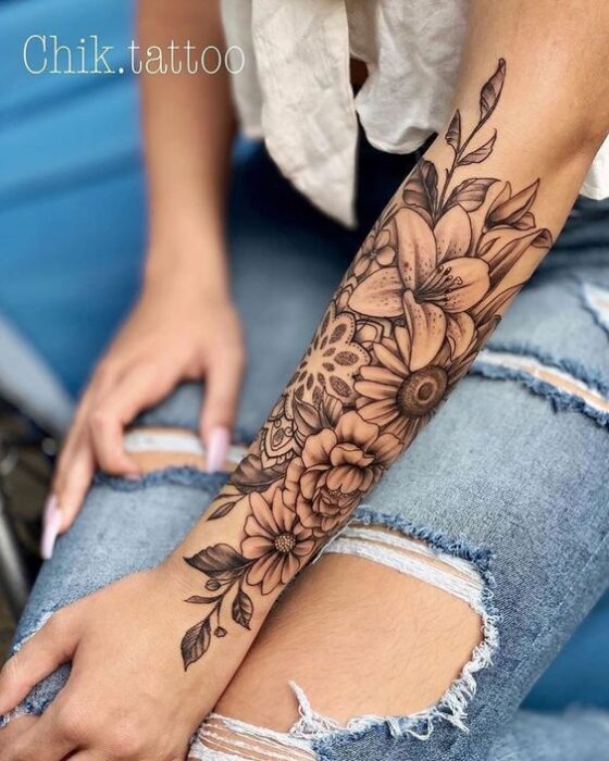 Brazo cubierto con tatuajes ;18 Tatuajes botánicos para hacer de tu piel un jardín secreto