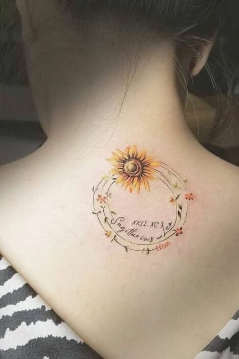 Tatuaje de círculo con girasol ;18 Tatuajes botánicos para hacer de tu piel un jardín secreto