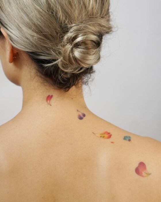 Tatuaje de hojas de flores ;18 Tatuajes botánicos para hacer de tu piel un jardín secreto
